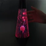 Lampada di lava con scarica elettrica visibile, crea effetti luminosi e dinamici, perfetta come decorazione scientifica o oggetto di studio.