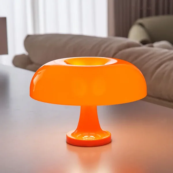 Lampada decorativa ispirata a oggetti scientifici, in vetro arancione brillante, perfetta per ambienti moderni e studi.