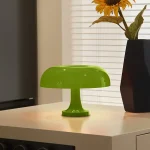 Lampada da tavolo verde brillante in stile moderno, decorazione scientifica, perfetta per ambienti innovativi e creativi.