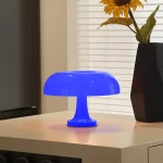 Lampada decorativa scientifica in vetro blu, perfetta per ambienti moderni e studi di design.