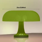 Decorazione scientifica a forma di fungo in plastica verde, perfetta per ambienti educativi o decorativi.