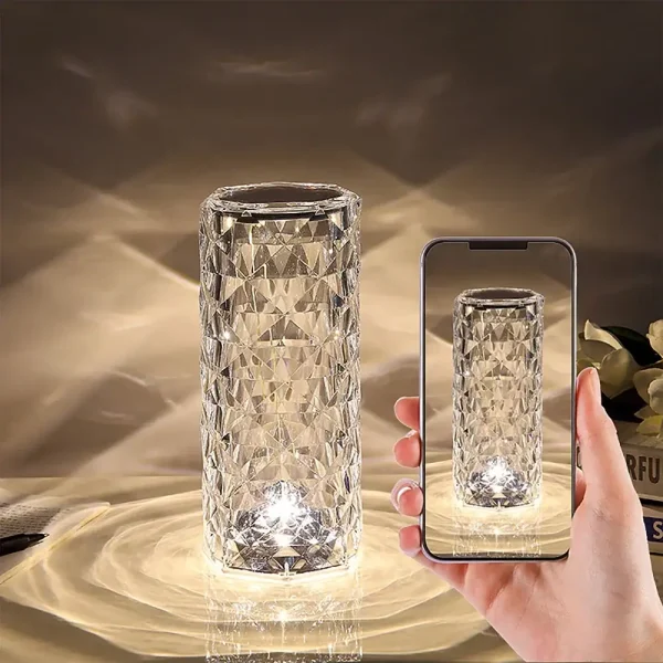 Vaso decorativo in cristallo con motivo geometrico, perfetto come oggetto scientifico o decorativo. Ideale per arredare ambienti con stile elegante e moderno, con un design unico e raffinato.