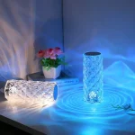 Vaso decorativo in cristallo con luce LED blu, ideale come oggetto di design e decorazione per ambienti moderni e raffinati.