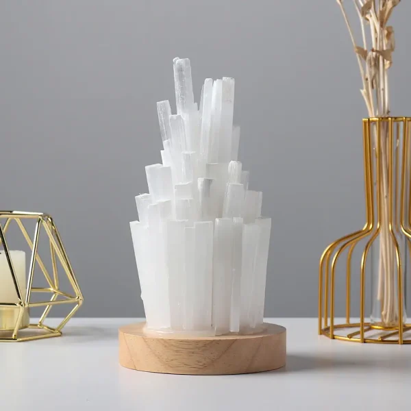 Decorazione in cristallo di selenite su base di legno, ideale come oggetto decorativo e per la meditazione, con un design elegante e naturale.