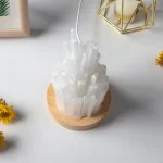 Decorazione in cristallo di sale rosa dell'Himalaya, oggetto scientifico e decorativo, ideale per ambienti naturali e moderni, con base in legno.