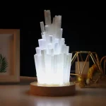Vetro di selenite illuminato, decorazione luminosa e naturale, perfetta per ambienti moderni e studi scientifici.