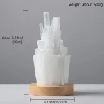 Pietra di selenite trasparente su base di legno, decorazione scientifica elegante, altezza circa 16 cm, peso circa 500 g, perfetta per ambienti studi o decorazioni a tema scientifico.