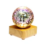 Palla di cristallo decorativa con effetti luminosi di cuori colorati, posizionata su base di legno naturale, ideale come oggetto decorativo scientifico e romantico.