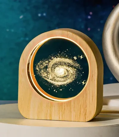 Oggetto decorativo a forma di galassia in bottiglia con luce LED, perfetto come decorazione scientifica e originale per ambienti moderni e studi di astronomia.