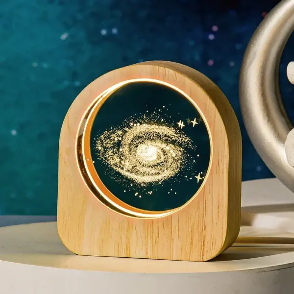 Oggetto decorativo a forma di galassia in bottiglia con luce LED, perfetto come decorazione scientifica e originale per ambienti moderni e studi di astronomia.