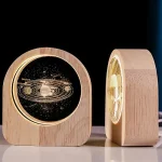 Oggetti decorativi in legno raffiguranti il sistema solare con luci LED, perfetti come decorazioni scientifiche e educative per ambienti domestici o scolastici.