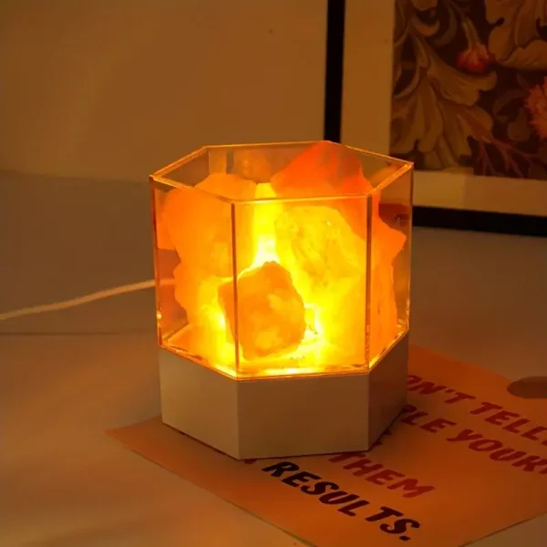 Lampada decorativa a pietra di sale illuminata, perfetta per ambienti scientifici e decorativi, crea un'atmosfera calda e accogliente con luce soffusa.