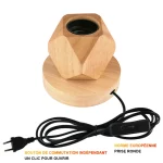 Oggetto decorativo in legno a forma di pallina geometrica, ideale come decorazione scientifica o da scrivania, con base in legno e cavo elettrico.