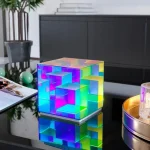 Cubo decorativo luminoso 3D con effetti di luce colorati, ideale come oggetto di design e decorazione per ambienti moderni e innovativi.