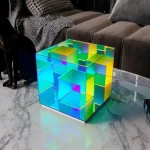 Oggetto decorativo scientifico in vetro colorato con cubi traslucidi, ideale per appassionati di scienza e design. Perfetto come decorazione originale e moderna per la casa o l'ufficio.