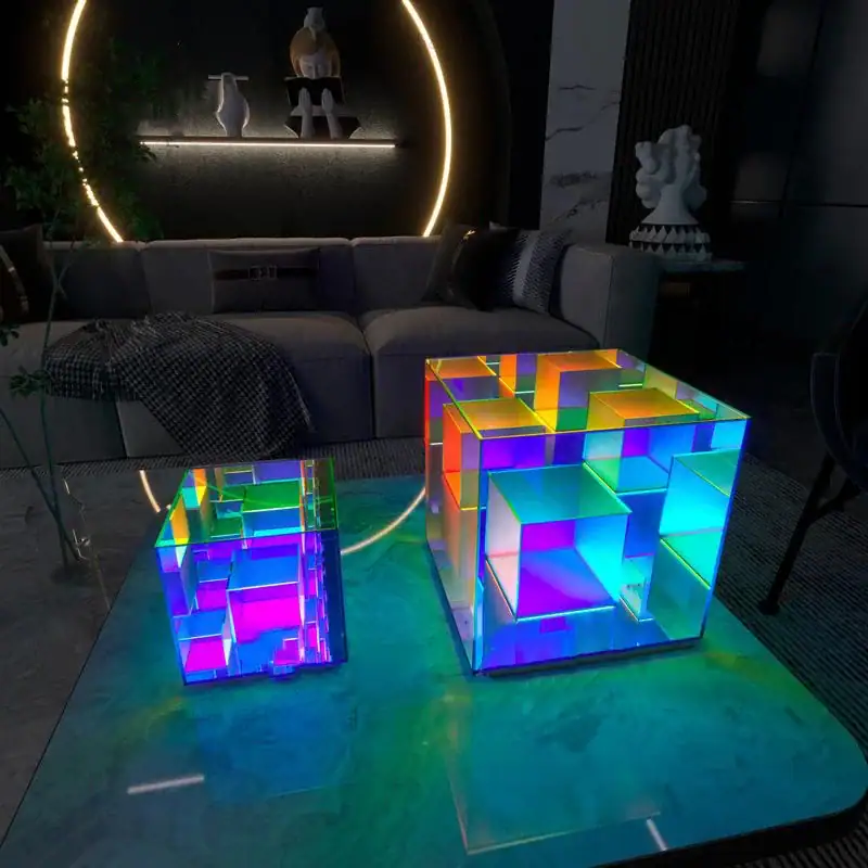 Oggetti scientifici luminosi in vetro colorato, decorativi e moderni, ideali per ambienti innovativi e creativi.