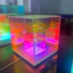 Vassoio di cubi luminosi in acrilico colorato, decorativi e scientifici, perfetti per ambienti moderni e creativi, con effetti di luce vibranti e trasparenti.