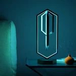 Lampada decorativa a forma di penna stilografica illuminata, perfetta come oggetto scientifico e decorativo per ambienti moderni e studi.