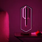 Piantana LED decorativa a forma di penna stilografica, illuminata con luci rosa e viola, ideale come oggetto decorativo scientifico o da scrivania moderna.