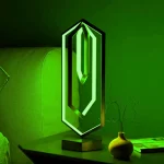 Lampada LED decorativa verde con forma geometrica moderna e luce brillante, ideale per ambienti scientifici o decorazioni innovative.