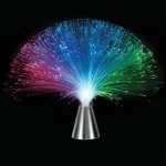 Vaso di lava luminosa con effetti di luci colorate che si irradiano da un centro brillante, creando un'atmosfera magica e futuristica. Perfetto come decorazione scientifica o oggetto di design innovat.