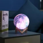Lampada 3D della Luna con effetto luminoso realistico, decorazione scientifica per ambienti moderni e studi, con supporto in legno, ideale come regalo o elemento di arredo.