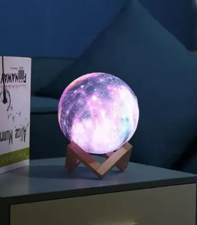 Lampada 3D della Luna con effetto luminoso realistico, decorazione scientifica per ambienti moderni e studi, con supporto in legno, ideale come regalo o elemento di arredo.