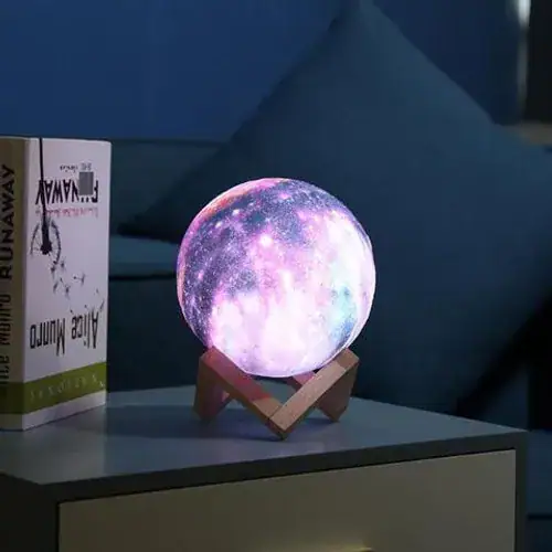 Lampada 3D della Luna con effetto luminoso realistico, decorazione scientifica per ambienti moderni e studi, con supporto in legno, ideale come regalo o elemento di arredo.