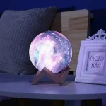 Luce notturna a forma di luna 3D con supporto in legno, perfetta come decorazione scientifica e oggetto di design per ambienti moderni e accoglienti.