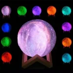 Oggetto decorativo luminoso a forma di luna con illuminazione multicolore.