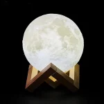 Lampada decorativa a forma di luna, illuminata, su base di legno, perfetta come oggetto di arredamento scientifico e decorativo.