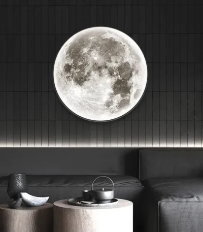 Decorazione luminosa a forma di luna, perfetta per ambienti moderni e minimalisti, crea un'atmosfera suggestiva e rilassante.