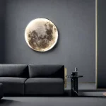 Luna decorativa luminosa a parete, perfetta come elemento di arredo originale e suggestivo per ambienti interni eleganti e moderni.