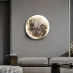 Luna decorativa luminosa a parete, elemento di design ispirato alla superficie lunare, perfetta per ambienti moderni e minimalisti.