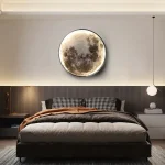 Pannello decorativo luminoso raffigurante la Luna, ideale per ambienti moderni e spaziali. Perfetto come elemento di design e decorazione per appassionati di astronomia e scienza.