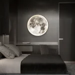 Luna luminosa decorativa sulla parete di una camera moderna, illuminazione soffusa, atmosfera rilassante, oggetto decorativo scientifico, perfetto per appassionati di astronomia.