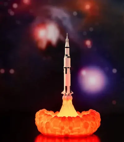 Vettore di lancio spaziale in fiamme con esplosione di fuoco e fumo, simbolo di esplorazione scientifica e tecnologia spaziale.
