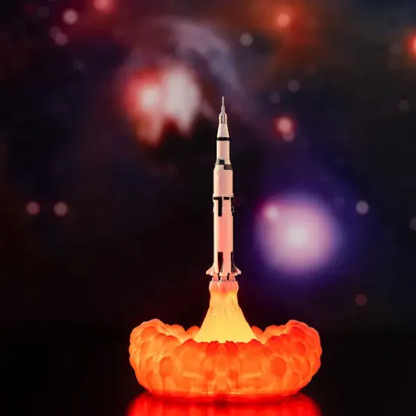 Vettore di lancio spaziale in fiamme con esplosione di fuoco e fumo, simbolo di esplorazione scientifica e tecnologia spaziale.