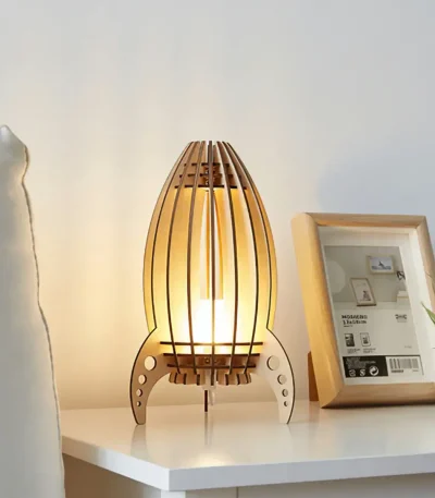 Lampada decorativa in stile scientifico con struttura in legno e luce calda, perfetta per ambienti moderni e studi. Design innovativo ispirato a oggetti scientifici, ideale come elemento di arredo ori.