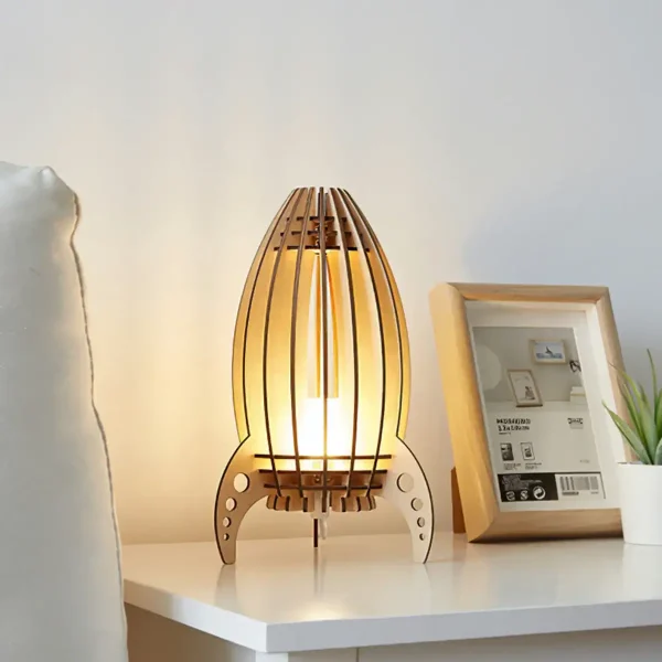 Lampada decorativa in stile scientifico con struttura in legno e luce calda, perfetta per ambienti moderni e studi. Design innovativo ispirato a oggetti scientifici, ideale come elemento di arredo ori.