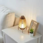Lampada decorativa in stile naturale con design in legno e vetro, ideale per creare un'atmosfera calda e accogliente in ogni ambiente.