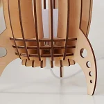 Oggetto scientifico in legno decorativo, modello di struttura a forma di cellula o organismo biologico, ideale come decorazione per appassionati di scienza e biologia.