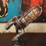 Lampada decorativa ispirata a un tubo di esperimento scientifico, con struttura in metallo e vetro, perfetta come decorazione originale per appassionati di scienza.