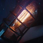 Lampada a incandescenza vintage con gabbia di protezione in metallo, illuminata da una luce calda e intensa, ideale come decorazione scientifica o da collezione.