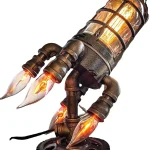 Oggetto decorativo ispirato alla tecnologia steampunk con luci LED calde e dettagli metallici, perfetto per appassionati di scienza e design industriale.
