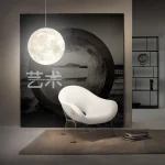Lampada a forma di luna piena sospesa, decorazione moderna e originale per ambienti scientifici e di design.