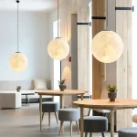 Decorazioni luminose a forma di Luna e Pianeta Terra, perfette per ambienti moderni e scientifici, con luci soffuse e design elegante.
