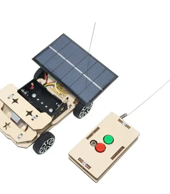 Robot solare con telecomando e pannello solare, perfetto come oggetto decorativo e educativo per appassionati di scienza e tecnologia.
