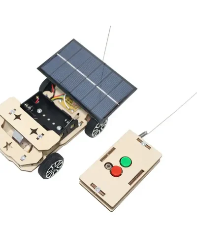 Robot solare con telecomando e pannello solare, perfetto come oggetto decorativo e educativo per appassionati di scienza e tecnologia.