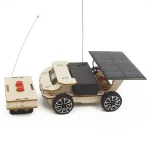 Robot educativo con pannello solare, telecomando e parti in legno, ideale per progetti scientifici e didattici.